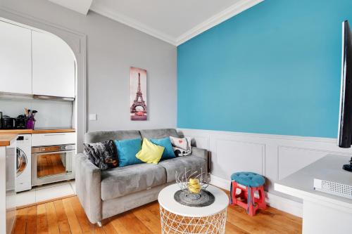 un salon avec un canapé et une table dans l'établissement Appartement Lumineux coeur de ville & proche Paris, à Vincennes
