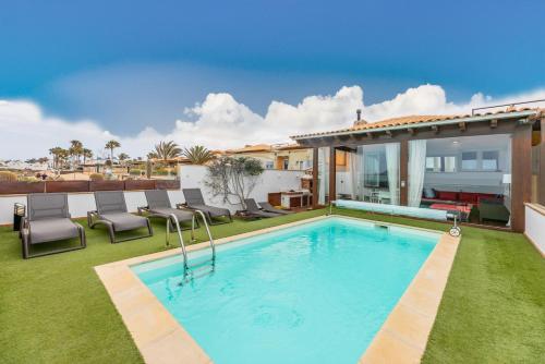 Bazén v ubytování Villa Oasis Beachfront Corralejo By Holidays Home nebo v jeho okolí
