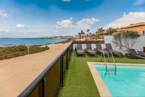Bazén v ubytování Villa Oasis Beachfront Corralejo By Holidays Home nebo v jeho okolí