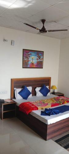 a bedroom with a large bed with blue and red pillows at Nature Hike in Lansdowne