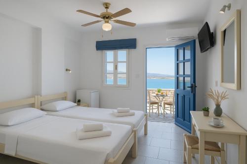 Beachfront Bocamviglies Rooms - Naoussa Bespoke View