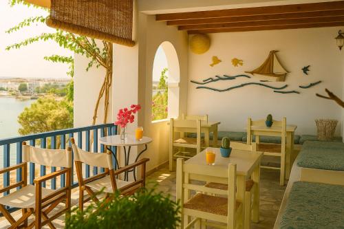 Posezení v ubytování Beachfront Bocamviglies Rooms - Naoussa Bespoke View