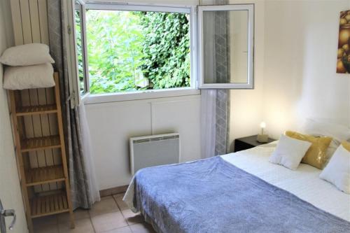 une chambre avec un lit et une grande fenêtre dans l'établissement Jolie T3 - Santa Barbara 124, à Canet