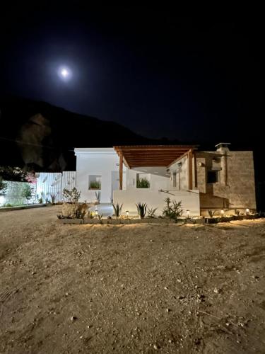 a house at night with the moon in the sky at Little House On The Prairie in Zefiría