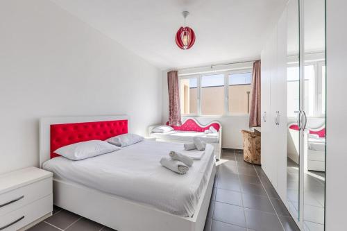Postel nebo postele na pokoji v ubytování Family Apartment with Resort Access Talea Coast