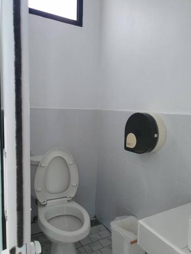 a bathroom with a toilet and a roll of toilet paper at ม่อนเหนือโฮมสเตย์ Monnuea Homestay in Mon Jam