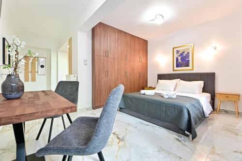 Acropolis Luxurious Apartment 100 Mbps Metro Garden