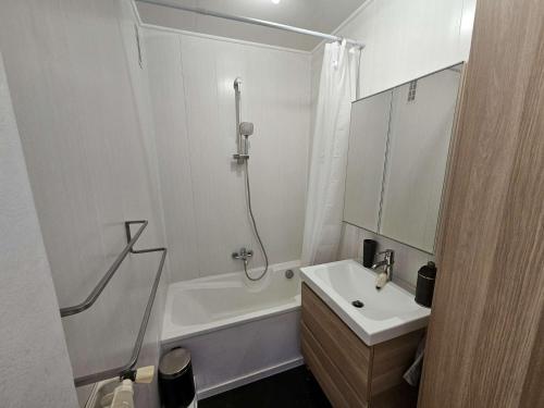 une salle de bain blanche avec un lavabo et une douche dans l'établissement Bel appartement 3 couchages, climatisé, WIFI, vue mer, tout à pied, à Saint-Mandrier-sur-Mer