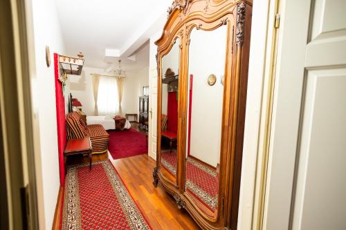 a hallway with a large mirror in a room at Hotel Napoleon in Wróblew