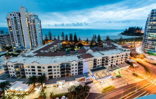 uma vista aérea de uma cidade com edifícios e o oceano em Oaks Gold Coast Calypso Plaza Suites em Gold Coast