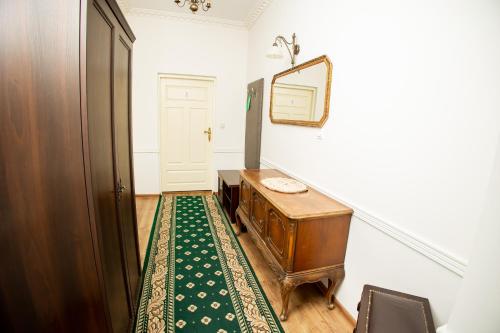 a hallway with a wooden desk and a mirror at Hotel Napoleon in Wróblew
