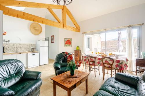 - un salon doté d'un mobilier vert et d'une table dans l'établissement Élégante Maison T4 avec Terrasse Vue Rhône, à Sablons