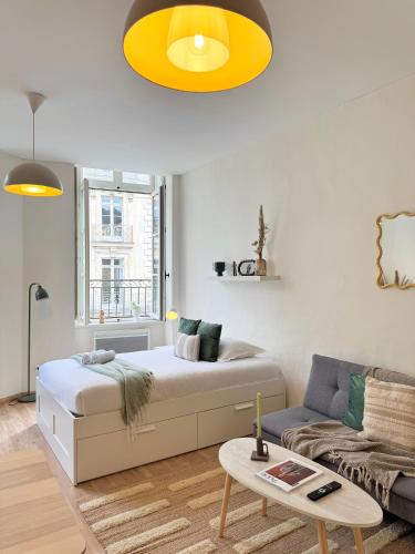 un salon avec un lit et un canapé dans l'établissement Le Fablet, Hyper centre de Rennes, à Rennes