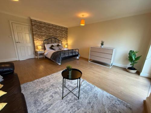 Ένα ή περισσότερα κρεβάτια σε δωμάτιο στο Cozy Retreat in Redhill