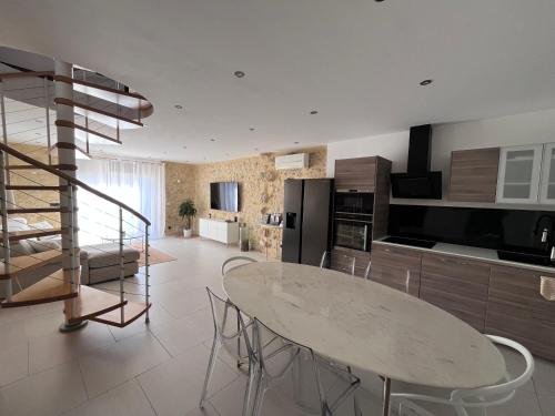 a kitchen and dining room with a table and chairs at Le Domaine du Grand Cru in Vagnas