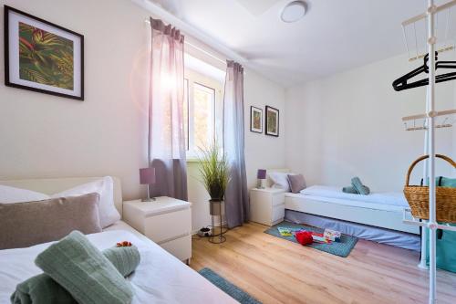 une petite chambre avec un lit et une fenêtre dans l'établissement DREAMS,3SZ bis 6P, Parkplatz, Ulmer Münster, Legoland, à Neu-Ulm