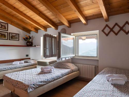 En eller flere senge i et værelse på La Villetta - Casa vacanze perfetta con giardino, vista lago e piscina