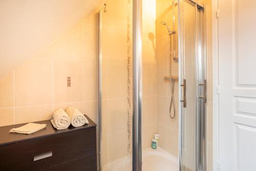 a bathroom with a shower with a glass door at Villa lumineuse 1km de la plage in Loctudy