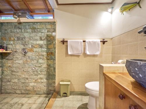 Bilik mandi di Onlyou Villas