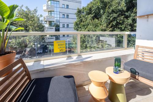 Stylish 3BR Apt w Balcony 5 min Walk from Beach
