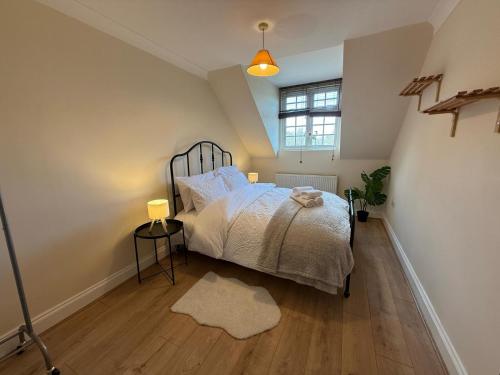 Ένα ή περισσότερα κρεβάτια σε δωμάτιο στο Cozy Retreat in Redhill