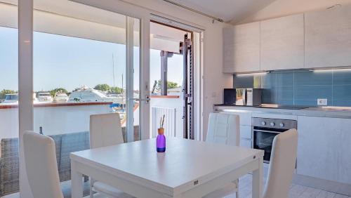 Dapur atau dapur kecil di Bilo e monocali sul molo 100m spiaggia by PortoOttioluAffitti