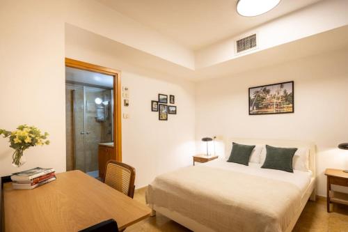 Ένα ή περισσότερα κρεβάτια σε δωμάτιο στο Andromeda's Charm Old-Jaffa Haven with Shelter by Sea N' Rent