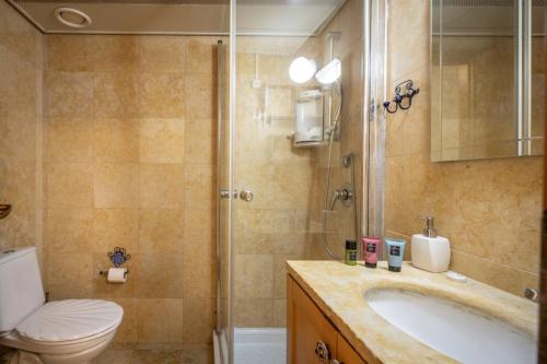 Ένα μπάνιο στο Andromeda's Charm Old-Jaffa Haven with Shelter by Sea N' Rent