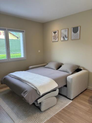 Cette chambre comprend un grand lit avec un cadre de lit. dans l'établissement Villa Moussarde, à Mouxy