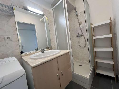 une salle de bain avec un lavabo et une douche dans l'établissement Appt 1 pièce bis LA ROCHELLE - LR050-A116B, à La Rochelle
