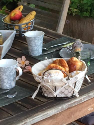 een broodmand en een fruitmand op een tafel bij Villa Manon in Auriol