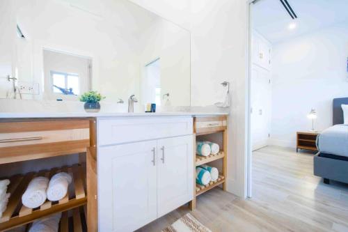 Imagen de la galería de Timmys Place - Charming Oceanfront Villa with Direct Beach Access and Scenic Views, en Driftwood Village