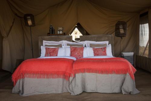 Ένα ή περισσότερα κρεβάτια σε δωμάτιο στο Pumzika Luxury Safari Camp