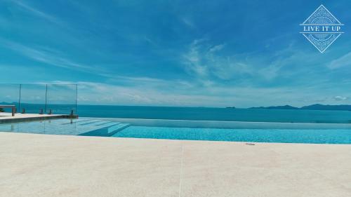 サムイ島にあるSanti Pura Villasの海を背景にしたプール