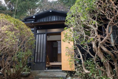 an entrance to a house with trees in the foreground at 楽宿 -強羅- 031h in Hakone