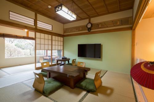 a living room with a table and a tv at 楽宿 -強羅- 031h in Hakone
