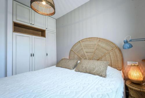 Lova arba lovos apgyvendinimo įstaigoje Authentic Beachfront Apartment