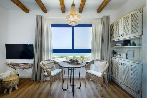 Køkken eller tekøkken på Authentic Beachfront Apartment
