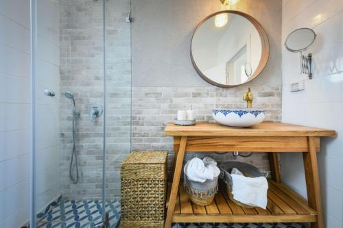 Bany a Authentic Beachfront Apartment