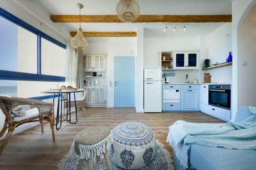Кухня або міні-кухня у Authentic Beachfront Apartment
