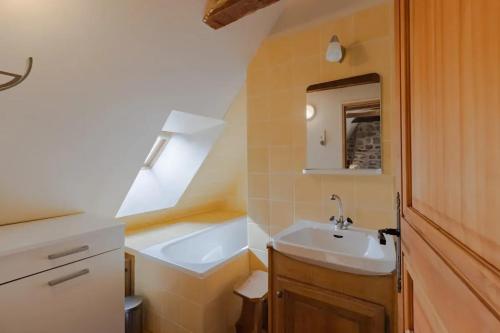 une petite salle de bain avec un lavabo et un miroir dans l'établissement Maison en granite typique à Chaumeil avec cheminée, à Chaumeil