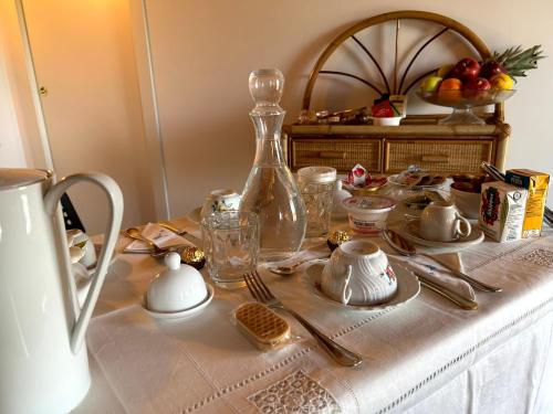 a table with a plate of food and a bottle at Casa Bianca Vicino Humanitas e Forum di Assago in Rozzano