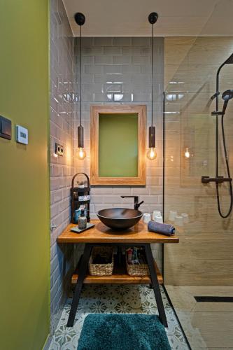 a bathroom with a sink and a shower at Ház a Hold utcában in Kehidakustány
