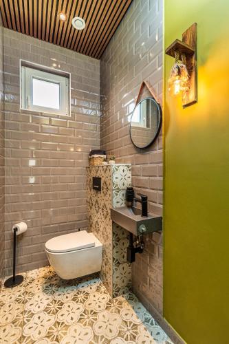 a bathroom with a toilet and a sink at Ház a Hold utcában in Kehidakustány