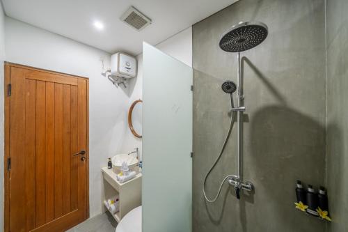 DalungにあるRumah Fantasia Luxury Villa 2BR With Poolのシャワーヘッド付きのシャワー付きのバスルーム