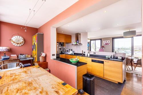 - une cuisine avec une table en bois dans une chambre dans l'établissement GuestReady - Parisian Charm with Eiffel Tower View, à Paris