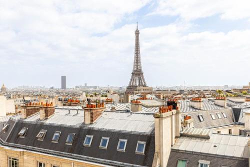 une vue de la tour Eiffel depuis les toits des immeubles dans l'établissement GuestReady - Parisian Charm with Eiffel Tower View, à Paris