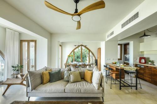 Mamad Breathtaking 3 BR Apt w Sea View in Central