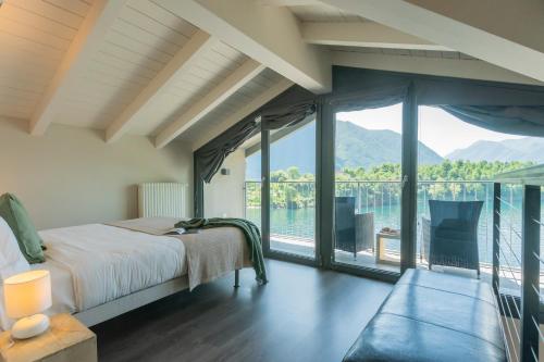 Cảnh núi rừng hoặc tầm nhìn ra núi từ căn hộ