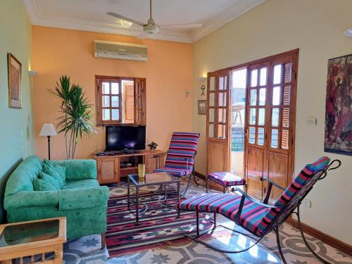 卢克索Villa Belzoni的有两把椅子和一张沙发的客厅